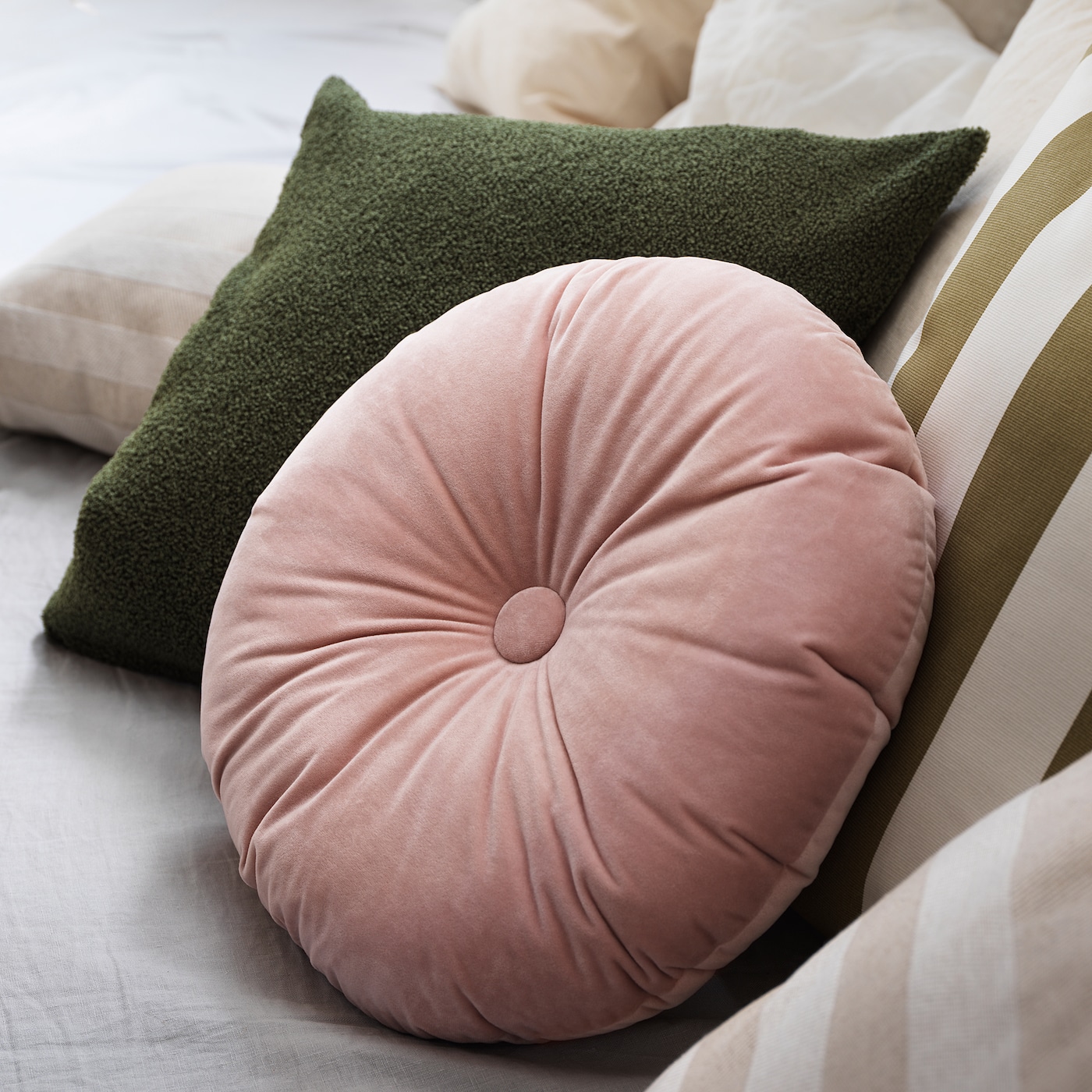 kransborre-cushion-light-pink__1009749_pe827722_s5